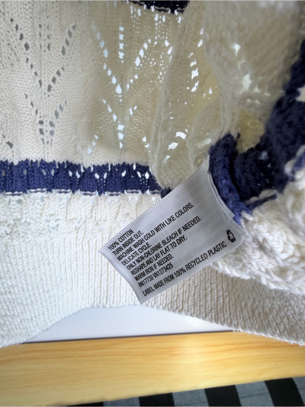 Universal Thread Eyelet V-Neck Sweater Size Small - Picture 3 of 3